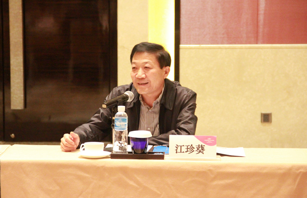 省人社厅江珍葵副处长在回答.JPG