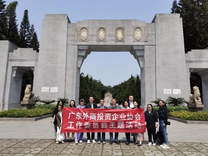 我会组织青委会开展“缅怀革命先烈传承红色基因”弘扬爱国主义精神活动1.jpg