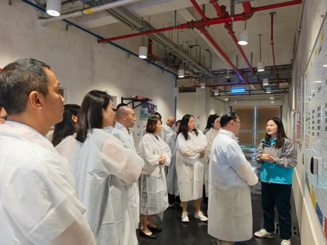 参观香港赛马会广州办事处1_副本.jpg