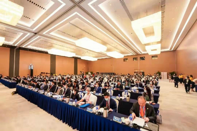 陈会长主持首届跨国公司投资广东年会 (2).jpg